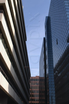 Comp image : lond010009 : Dramatic view to the sky between two modern London buildings