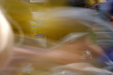 Comp image : mar022125 : A strong blur of runners in the London Marathon