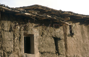 Comp image : mgun0507 : Part of a house in the High Atlas mountains in Morocco, showing the mud-brick walls and simple roof 