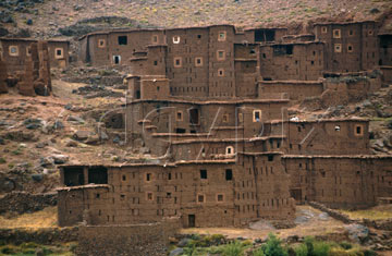 Comp image : mgun0613 : Mud brick buildings of a Berber village blending into the hillside in the High Atlas mountains of Morocco