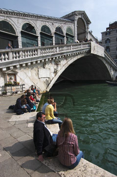 Comp image : ven021315 : The Rialto Bridge [Ponte di Rialto] over the Grand Canal [Canal Grande] in Venice, Italy, was designed by Antonio da Ponte and completed in 1591