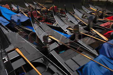 Comp image : ven021629 : Strong pattern composition of closely packed black gondolas moored on a canal in Venice, Italy